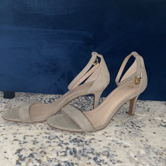 Grey/Gray suede short heels - Picture 3 of 3